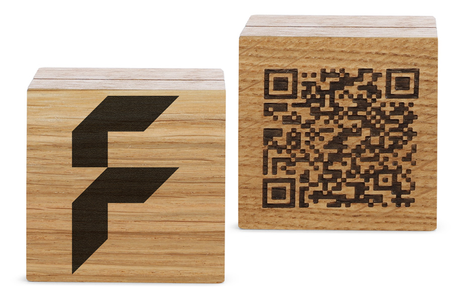 Holzwürfel als Tischaufsteller mit 2x Tischnummern und 2x Logos 7x7x7